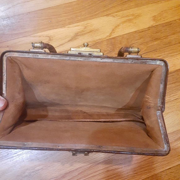 VINTAGE 1990S BROWN ANTIQUE  HORNBACK ALLIGATOR PURSE WITH PAWS OS - Picture 3 of 10